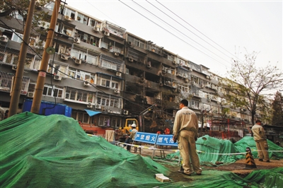 救援人員在現(xiàn)場(chǎng)排查。