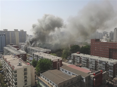 昨日，北京海淀區(qū)紅聯(lián)南村小區(qū)施工工地挖斷燃?xì)夤艿?，造成爆炸引發(fā)居民樓火災(zāi)，致1死2傷，發(fā)生爆炸起火現(xiàn)場(chǎng)濃煙滾滾。CICPHOTO/總匯 攝