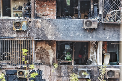 爆燃后的居民樓現(xiàn)場(chǎng)。