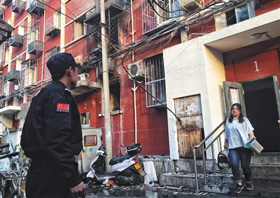 居民整理完家中的貴重物品后從居民樓走出。