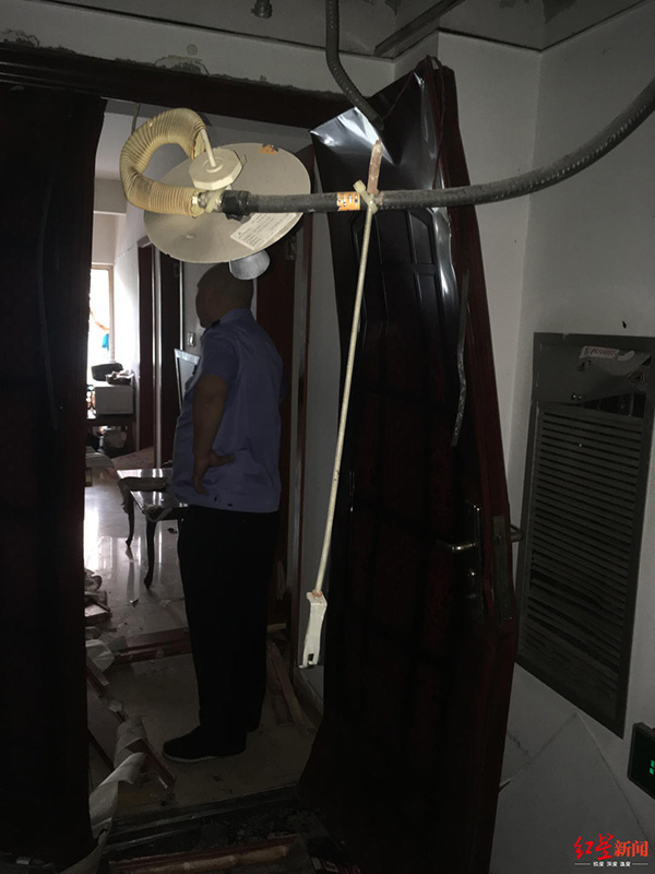 小區(qū)住戶屋內(nèi)爆炸，防盜門(mén)整體已經(jīng)彎曲