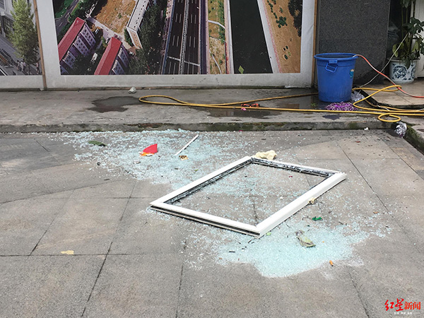 二樓窗戶被震到樓下，玻璃碎了一地