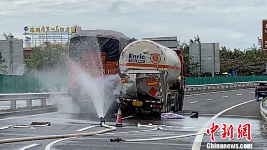 圖為處置現(xiàn)場(chǎng)。王蕾 攝 尹海明 攝