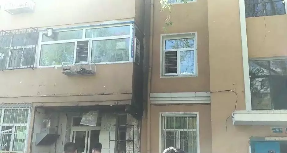 今晨，大慶經(jīng)五街2-41號樓二單元一樓發(fā)生燃氣爆炸！