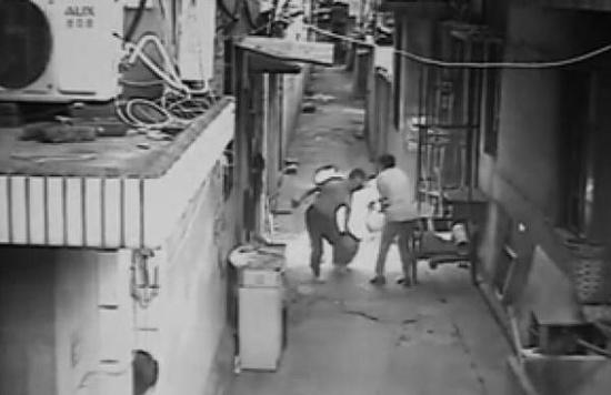 柳兆偉拖著冒火的煤氣瓶往河邊跑。視頻截圖